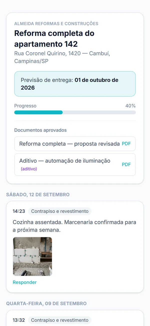 Linha do tempo da obra aberta pelo cliente no celular, com registros e fotos por data