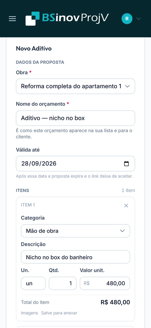 Aditivo de obra sendo registrado no celular, com descrição e valor do serviço extra