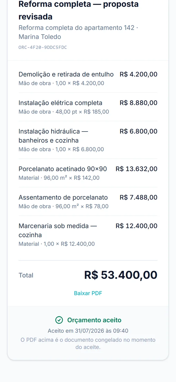 Orçamento aberto no celular do cliente, com o total e o aviso de aceite com data e hora
