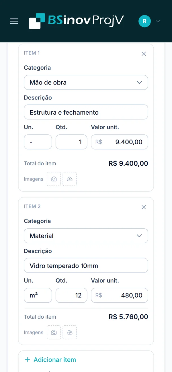 Itens do orçamento de obra preenchidos no celular, com unidade, quantidade e valor
